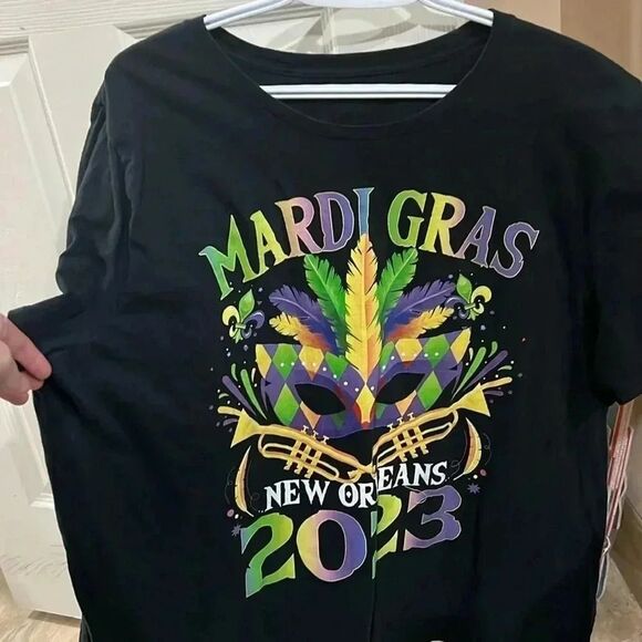 Tops - NWT  tshirt